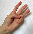 3 – Alternative mit gestrecktem Zeige-, Mittel- und Ringfinger