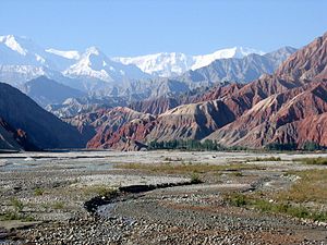 Kongur Tagh (left) and Kongur Tiube (slightly to the right) as seen from the Karakoram Highway on the way from Kashgar to lake Karakul