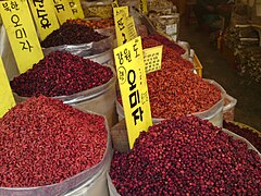 getrockneteSchisandra chinensis (rechts unten) im Verkauf, Südkorea