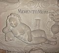 Stiftskirche St. Georg, Tübingen. Detail von einem der Grabmonumente: Memento mori. Dem Stil nach (Putte) aus dem Barock.