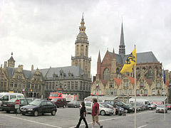 Der Marktplatz in Veurne (von links: Rathaus, Belfried und Walburga-Kirche)