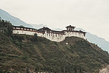 Wangdue Phodrang Dzong. Außenansicht der traditionellen Festung auf einem Berggrat.