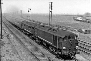 D5703 und D5710 mit Schnellzug nahe Millbrook (April 1960)
