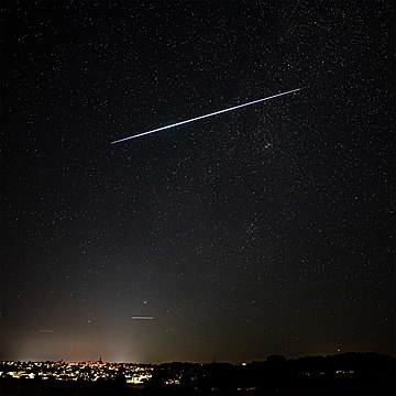 Perseiden-Meteor, aufgenommen am 3. August 2022 über der Stadt Grünberg in Hessen bei sehr guten Sichtbedingungen