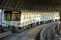 Leitschienenbahn auf Gummireifen ohne ergänzende Stahlräder bei der U-Bahn Sapporo