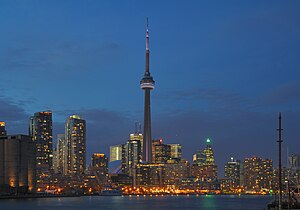Nächtlicher Blick auf die Harbourfront und Downtown Toronto, im Zentrum der CN Tower