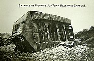 Der im Einsatz umgekippte Kampfwagen „Elfriede“ bei Villers-Bretonneux auf einer französischen Kriegspostkarte