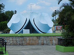 Panamahut-Denkmal im Zentrum des Ortes Bécal