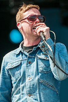 Wilson performing with Kaiser Chiefs in 2014