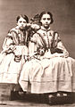 Julie Stutzmann links im Bild und Marie Stutzmann als Kinder, aufgenommen im Jahr 1868 in Heidelberg