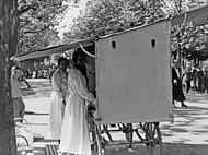 Traditioneller Verkauf von Backwaren im Kurgarten 1933