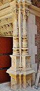 Bernuy: candelabra columns.