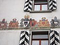 Wappen einiger Montforter Seiten­linien an einem Haus in Werden­berg