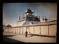 1913 color photo of the Yellow Palace with Dechingalav temple (1739). To its right is the smaller golden roof of the Abtai Khan ger temple (1585). To the left is the Maidar temple (1833) and edge of the big Bat Tsagaan temple (1654).