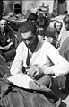 Zwangsarbeiter im besetzten Mahiljou müssen vor ihrem Einsatz einen Judenstern annähen: Aufnahme einer Propagandakompanie vom Juli 1941