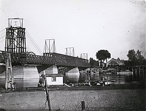 Zweite Brücke (1878–1895) der Central Pacific mit dem Personenbahnhof im Hintergrund