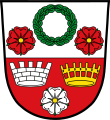 Stadt Kronach Geteilt von Silber und Rot; oben ein grüner Lorbeerkranz, beseitet von zwei roten heraldischen Rosen; unten nebeneinander eine silberne Mauerkrone und eine goldene Lagerkrone über einer silbernen heraldischen Rose.
