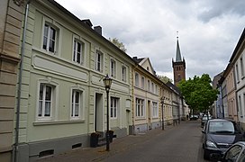 Denkmalgeschützte Fabrikstraße in Ruhrort; im Hintergrund St. Maximilian