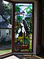 Glasfenster mit Graureiher in Shropshire, England