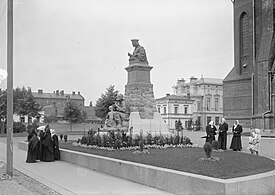 The original statue of Mikael Agricola in Vyborg by Emil Wikström, photographed on the day of its reveal in 21 June 1908 [note 1]