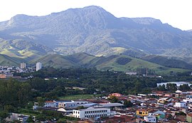 Blick auf Cruzeiro, im Hintergrund der Pico da Gomeira, Serra da Mantiqueira