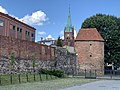 Stadtmauer mit Gefängnisturm, Blick zur Pfarrkirche Heilige Jungfrau Maria, Königin von Polen