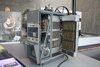 The first computer in Spain (1959), side view of the IBM 650 Console Unit.