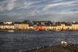 Blick über den Corrib auf The Long Walk in Galway