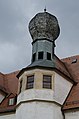 Helm mit kugelförmigem Abschluss auf dem Schalenturm „Flasche“