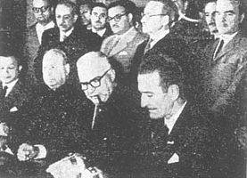 Governors Uranga (Entre Rios) and Sylvestre Begnis (Santa Fe) signing the treaty for the underwater tunnel
