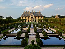 Exterior view of Oheka Castle and its gardens