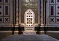 Römischer Bischofs- und Papststuhl (Heiliger Stuhl) in der Lateranbasilika, verziert durch Kosmatenarbeiten; rechts und links sind von Kosmaten verzierte Säulen, die keine tragende Funktion haben. Sie sind als Zier- und Schmuckelemente zu verstehen, die den Baukörper auflockern und gliedern.