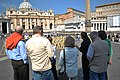 Geführte Touristen auf dem Petersplatz in Rom (2013)
