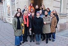 Gruppe von 15 Workshop-Teilnehmerinnen vor dem FürthWiki