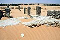 Orthostaten als Bau­elemente im Stabs­gebäude des römischen Kastells Gholaia, Libyen