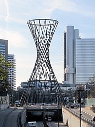 Skulptur Mae West in Form eines einschaligen Hyperboloids auf dem Effnerplatz in München