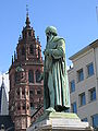 Das Gutenberg-Denkmal mit dem Mainzer Dom im Hintergrund