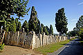 „Zaun“ aus Sarkophag- deckeln, im 18. Jh. errichtet