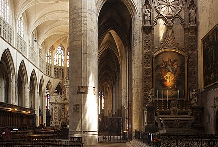 The massive pillar d'Orleans at the awkward meeting point of the nave (right foreground) and choir (left background)