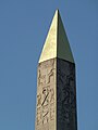 Vergoldete Spitze (Pyramidion) des Obelisken