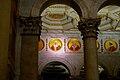Derzeitige Papstporträtmedaillons in der Basilika. Links befindet sich der ursprünglich letzte Medaillonplatzhalter