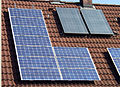 Solarmodul (links) und Sonnenkollektor (rechts oben)