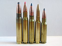 Von links nach rechts: 9,3 × 62 mm .30-06 Springfield (7,62 × 63 mm) 8 × 57 mm IS 6,5 × 55 mm 7,62 × 51 mm NATO