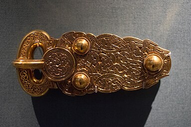 Anglo-Saxon belt buckle from Sutton Hoo with a niello interlace pattern, 7th century, gold, British Museum[106]