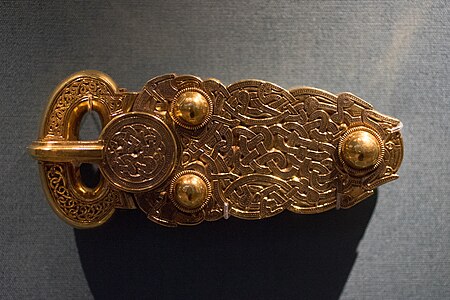 Insular belt buckle from Sutton Hoo, 580–620, gold and niello, British Museum, London