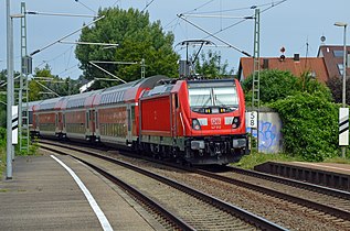 Typischer Zug im deutschen Regionalverkehr mit Doppelstockwagen und in verkehrsroter Farbgebung