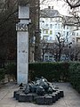 Gedenkstätte für die Opfer des ungarischen Volksaufstandes von 1956 an der Pfarrkirche Sankt Franziskus von Assisi in Budapest. Übersetzte Inschrift: UNSEREN NAMEN­LOSEN HEL­DEN DES UN­AB­HÄNG­IG­KEITS­KRIE­GES UND DER REVOLUTION VON 1956 UND ZUM GEDENKEN AN DIE UNSCHULDIGEN OPFER.