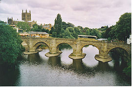Brücke über die Wye mit Kathedrale im Hintergrund