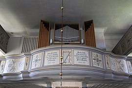 Röhle-Orgel und mit sorbischen Bibelsprüchen verzierte Westempore