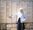 Pearl Good, von Karl Plagge gerettet, zeigt auf den Namen Plagges an der Wand der Gerechten im Yad Vashem